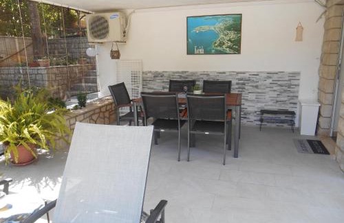 Cove Tri Zala (Zrnovo) Apartamento | Apartment Marija