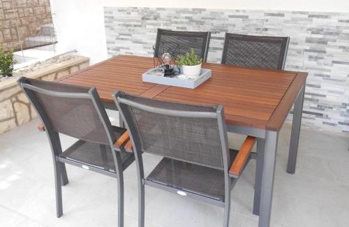 Cove Tri Zala (Zrnovo) Apartamento | Apartment Marija