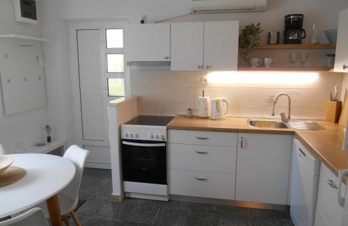 Cove Tri Zala (Zrnovo) Apartamento | Apartment Marija