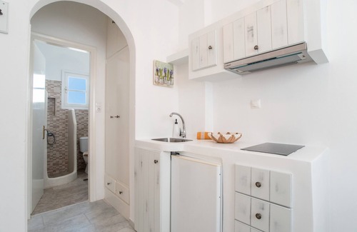 Mikri Vigla Apartamento | Apartamento 'Maroulis Studios - Studio 3' con jardín privado, Wi-Fi y aire acondicionado.