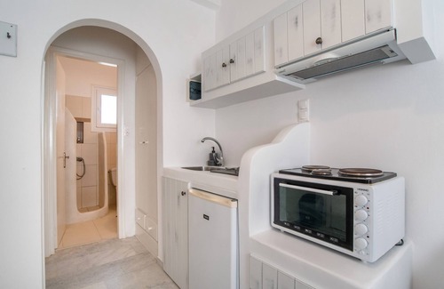Mikri Vigla Apartamento | Apartamento 'Maroulis Studios - Studio 1' con jardín privado, Wi-Fi y aire acondicionado.