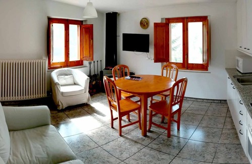 Santa Pau Apartamento | Apartamento 'Mas El Carrer - Blanc' con piscina compartida, jardín compartido y Wi-Fi