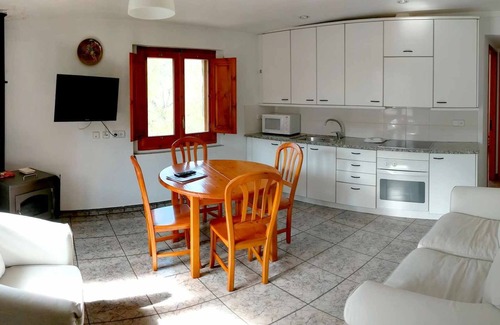 Santa Pau Apartamento | Apartamento 'Mas El Carrer - Blanc' con piscina compartida, jardín compartido y Wi-Fi