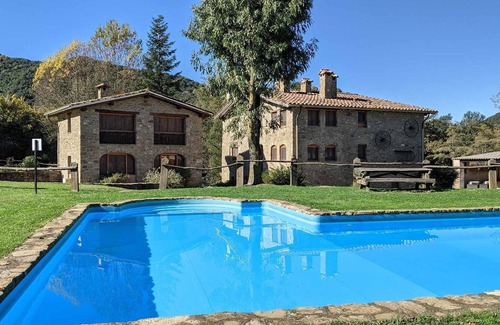 Santa Pau Apartamento | Apartamento 'Mas El Carrer - Blanc' con piscina compartida, jardín compartido y Wi-Fi