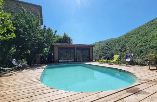 Valleraugue Apartamento | Apartamento 'Mas La Rainette Chez Raphael' con vistas a la montaña, piscina compartida y Wi-Fi
