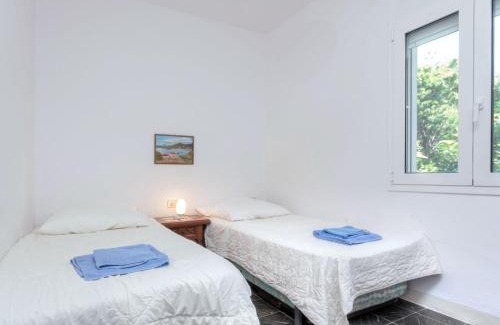 Llanca Apartamento | Apartment Matthias-3 by Interhome