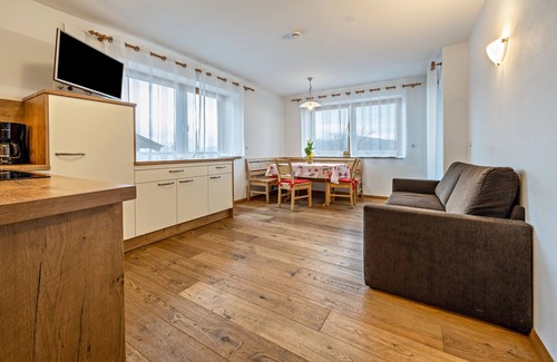 Vandoies Apartamento | Apartamento "Maurerhof Morgenrot" con vistas a la montaña, balcón privado y Wi-Fi