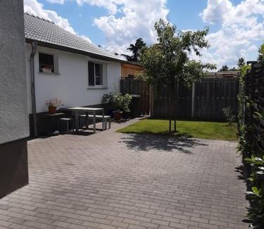 Altlussheim Apartamento | Apartment mit Innenhof, Rasen und Parkplatz