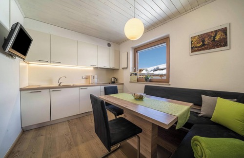 Avelengo Apartamento | Apartamento "Mittager" cerca de la estación de esquí con vistas al bosque, balcón y jardín