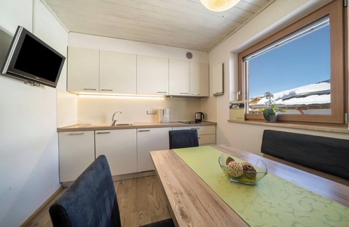Avelengo Apartamento | Apartamento "Mittager" cerca de la estación de esquí con vistas al bosque, balcón y jardín
