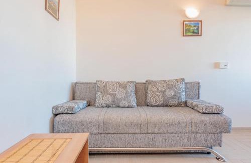 Nin Apartamento | Apartment Mlasina-2 by Interhome