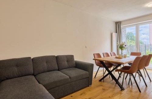Svoboda nad Upou Apartamento | Apartment Modern Mountain Terrace Retreat & Pets by Interhome