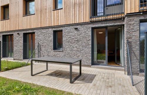 Svoboda nad Upou Apartamento | Apartment Modern Mountain Terrace Retreat & Pets by Interhome