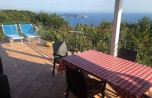 Pisciotta Apartamento | Apartamento 'Monolocale Mimosa' con vistas al mar, Wi-Fi y aire acondicionado