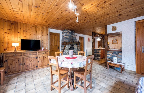 Bramans Apartamento | Apartamento 'Montagnard Savoyard' con vistas a la montaña, terraza privada y Wi-Fi