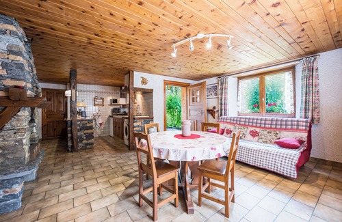Bramans Apartamento | Apartamento 'Montagnard Savoyard' con vistas a la montaña, terraza privada y Wi-Fi