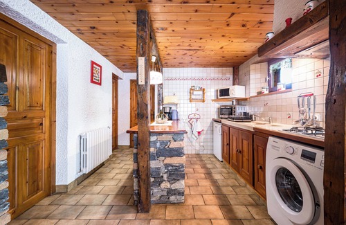 Bramans Apartamento | Apartamento 'Montagnard Savoyard' con vistas a la montaña, terraza privada y Wi-Fi