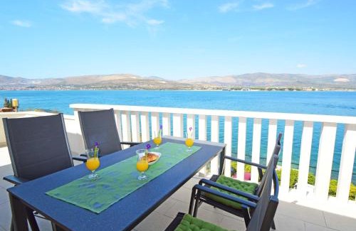 Arbanija Apartamento | Apartment Mornar-1 by Interhome