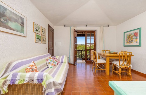 Baja Sardinia Apartamento | Apartamento "Mucchi Bianchi LC-103" con vistas al mar, Wi-Fi, balcón y jardín; admite mascotas