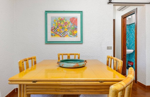 Baja Sardinia Apartamento | Apartamento "Mucchi Bianchi LC-103" con vistas al mar, Wi-Fi, balcón y jardín; admite mascotas