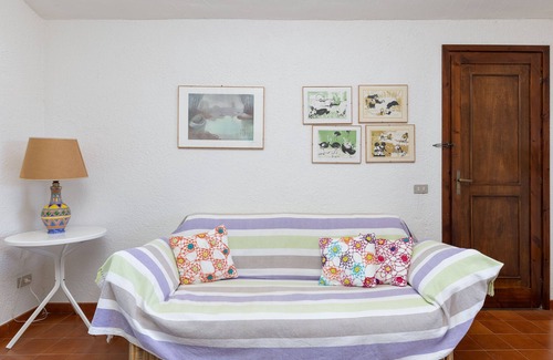 Baja Sardinia Apartamento | Apartamento "Mucchi Bianchi LC-103" con vistas al mar, Wi-Fi, balcón y jardín; admite mascotas