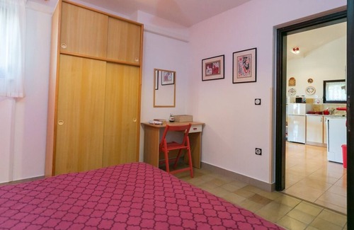 Fuskulin Apartamento | Apartamento situado en una zona tranquila y soleada con piscina, vistas al mar y jardín.