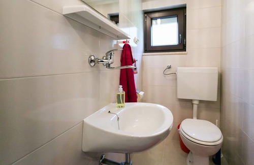 Fuskulin Apartamento | Apartamento situado en una zona tranquila y soleada con piscina, vistas al mar y jardín.