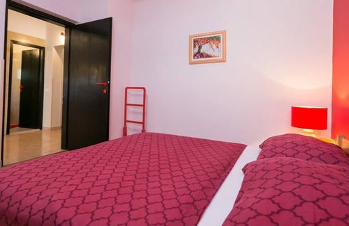 Fuskulin Apartamento | Apartamento situado en una zona tranquila y soleada con piscina, vistas al mar y jardín.