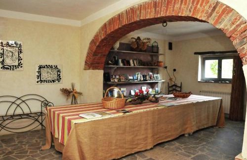Castiglione del Lago Casa | Apartment near Lake Trasimeno with Pool