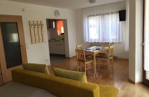 Meckenbeuren Apartamento | Apartamento cerca del lago Constanza, recién renovado