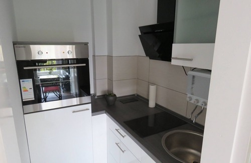 Suedviertel Apartamento | Apartamento cerca del centro con balcón y vista al parque de la ciudad.