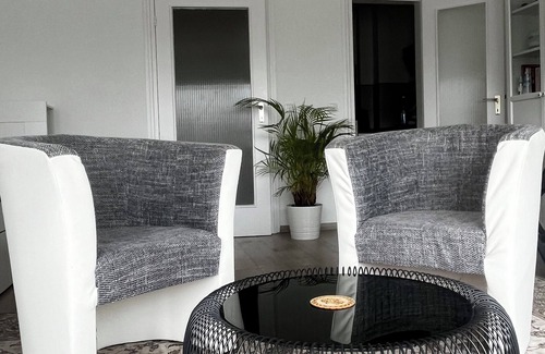 Suedviertel Apartamento | Apartamento cerca del centro con balcón y vista al parque de la ciudad.