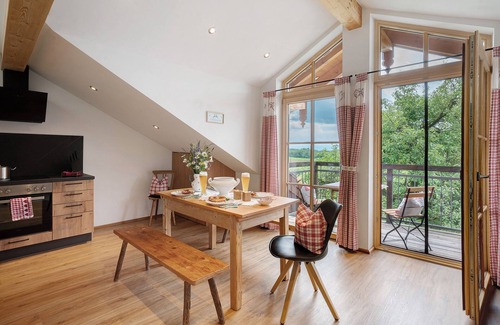 Hoslwang Apartamento | Apartamento 'Neubau - Freundliche' con vistas a la montaña, jardín compartido y Wi-Fi
