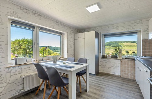 Velmede Apartamento | Apartamento 'Oase Ruhrtalblick' con vistas a la montaña, terraza privada y Wi-Fi