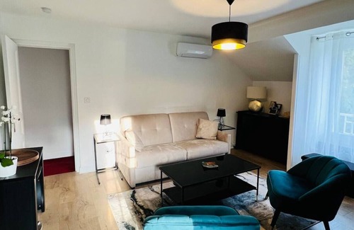 Ormoy-la-Riviere Apartamento | Apartment 'Oasis Près De Paris - Piscine' with Shared Pool, Balcony and Wi-Fi