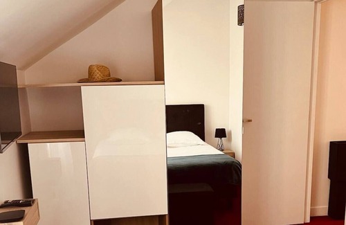 Ormoy-la-Riviere Apartamento | Apartment 'Oasis Près De Paris - Piscine' with Shared Pool, Balcony and Wi-Fi