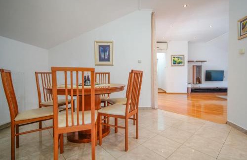 Rab Apartamento | Apartment Olga-5 by Interhome