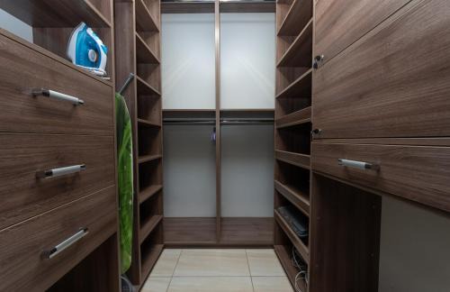 Pozniaky Apartamento | Apartment on Akhmatovoyi 32/18