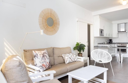 Poris de Abona Apartamento | Apartamento en la playa, zona de trabajo y parking privado - PillowAbroad