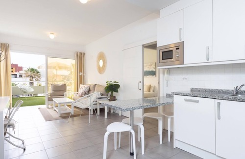 Poris de Abona Apartamento | Apartamento en la playa, zona de trabajo y parking privado - PillowAbroad