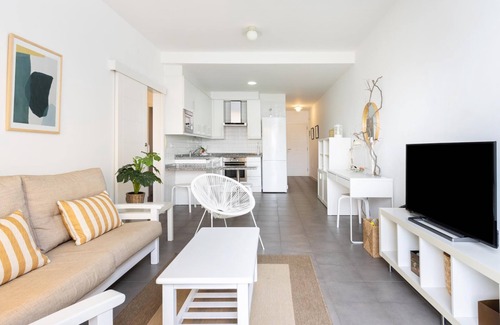 Poris de Abona Apartamento | Apartamento en la playa, zona de trabajo y parking privado - PillowAbroad