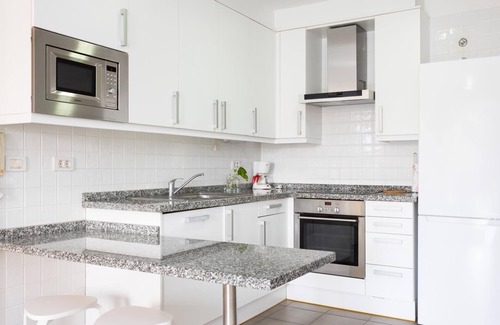 Poris de Abona Apartamento | Apartamento en la playa, zona de trabajo y parking privado - PillowAbroad