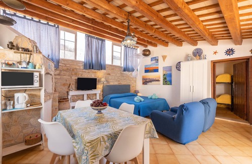 Cornino Apartamento | Apartamento vacacional "Open Space Sul Mare" con vistas al mar, 3 terrazas y Wi-Fi