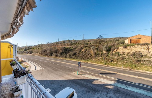 Alfarras Apartamento | Apartamento 'Pablo Y Francisca' con vistas a la montaña, terraza privada y Wi-Fi