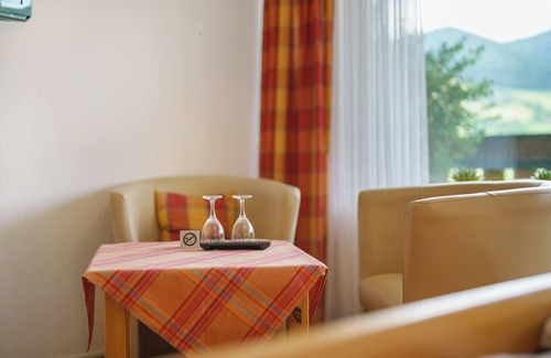 Glottertal Apartamento | Apartamento 'Panoramazimmer 11' con vistas a la montaña, terraza compartida y Wi-Fi