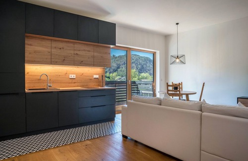 Auer Apartamento | Apartamento 'Pension Grasser' con vistas a la montaña, terraza privada y Wi-Fi