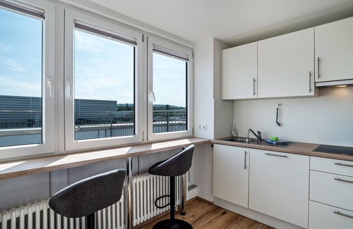 Pforzheim Apartamento | Apartamento 'Penthouse In Zentraler Lage' con terraza privada y Wi-Fi