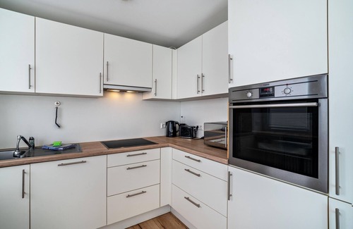 Pforzheim Apartamento | Apartamento 'Penthouse In Zentraler Lage' con terraza privada y Wi-Fi