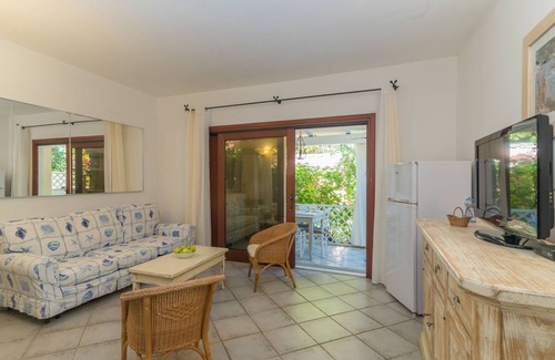 Baia Caddinas Apartamento | Apartamento Peonia by Interhome