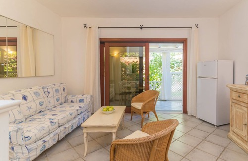 Baia Caddinas Apartamento | Apartamento Peonia by Interhome